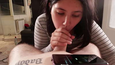 Dráždím svou nevlastní sestru, zatímco se dívá na Disneyho [Cum]